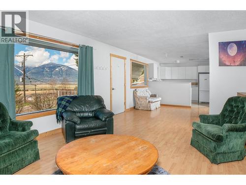 338 Valleyview Drive, Creston, BC - Indoor Photo Showing Living Room