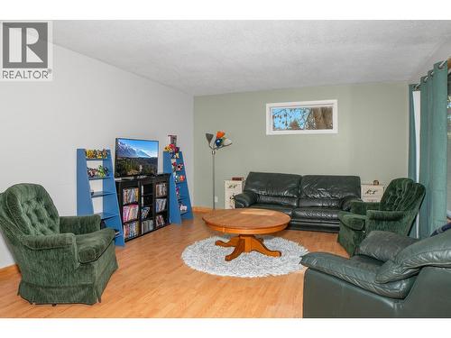 338 Valleyview Drive, Creston, BC - Indoor Photo Showing Living Room