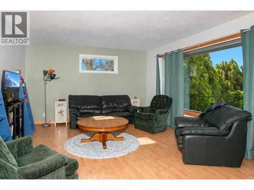 338 Valleyview Drive, Creston, BC - Indoor Photo Showing Living Room