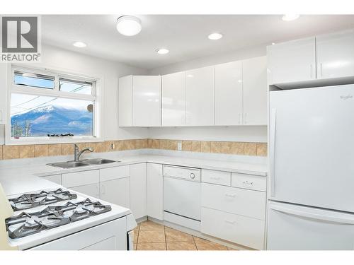 338 Valleyview Drive, Creston, BC - Indoor Photo Showing Kitchen With Double Sink