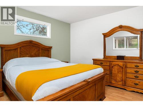 338 Valleyview Drive, Creston, BC - Indoor Photo Showing Bedroom