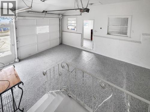 338 Valleyview Drive, Creston, BC - Indoor Photo Showing Garage