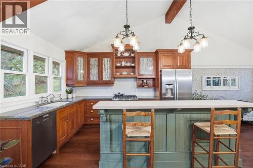 1987 Snake Road, Burlington, ON - Indoor Photo Showing Kitchen