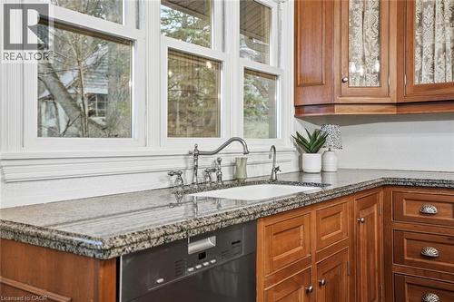 1987 Snake Road, Burlington, ON - Indoor Photo Showing Kitchen