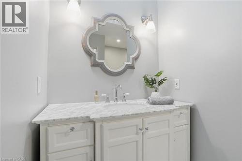 1987 Snake Road, Burlington, ON - Indoor Photo Showing Bathroom