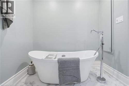 1987 Snake Road, Burlington, ON - Indoor Photo Showing Bathroom