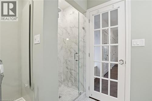 1987 Snake Road, Burlington, ON - Indoor Photo Showing Bathroom
