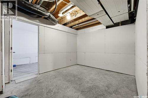 12 5301 Beacon Drive, Regina, SK - Indoor Photo Showing Garage
