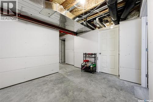 12 5301 Beacon Drive, Regina, SK - Indoor Photo Showing Garage
