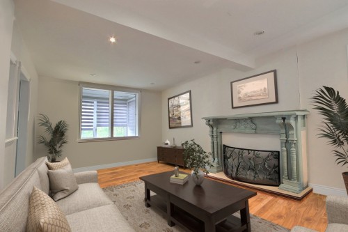 Salon - 45 Boul. Beaconsfield, Beaconsfield, QC - Indoor Photo Showing Living Room With Fireplace