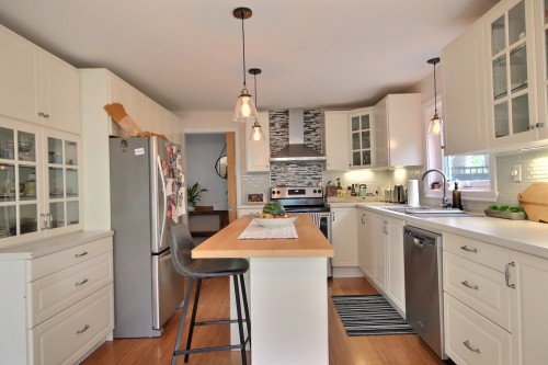 Cuisine - 45 Boul. Beaconsfield, Beaconsfield, QC - Indoor Photo Showing Kitchen With Upgraded Kitchen