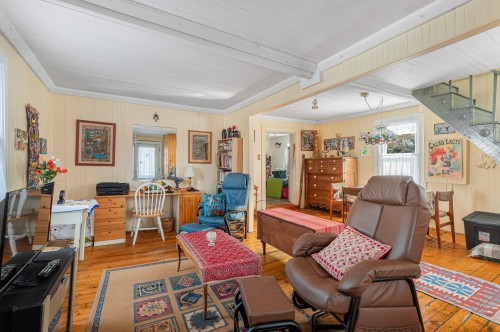 Salon - 5 Rue Lapierre, Saint-André-D'Argenteuil, QC - Indoor