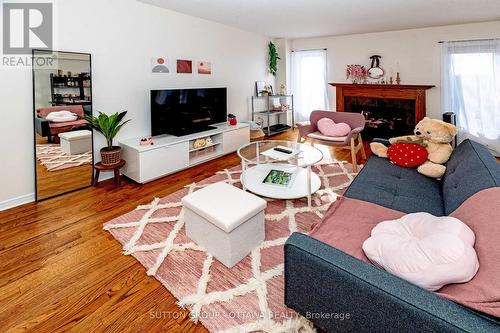 110 Chartley Private, Ottawa, ON - Indoor Photo Showing Living Room