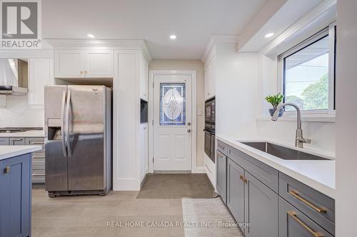 29 Ellesboro Drive, Mississauga, ON - Indoor Photo Showing Kitchen With Upgraded Kitchen