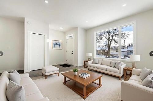 1041 Rosemount Avenue, Winnipeg, MB - Indoor Photo Showing Living Room