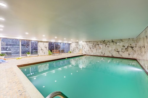 Piscine - 511-3480 Rue Simpson, Montréal (Ville-Marie), QC - Indoor Photo Showing Other Room With In Ground Pool