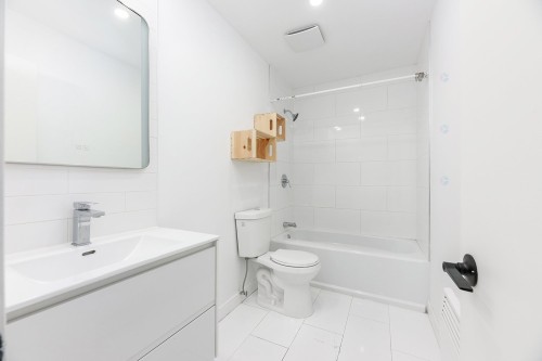 Salle de bains - 5570 Boul. St-Michel, Montréal (Rosemont/La Petite-Patrie), QC - Indoor Photo Showing Bathroom