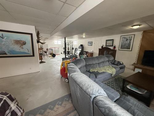 27 Dingwall Parkway, Dryden, ON - Indoor Photo Showing Living Room
