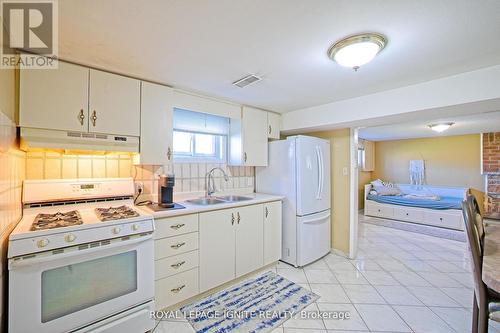 3350 Lehigh Crescent W, Mississauga, ON - Indoor Photo Showing Kitchen With Double Sink