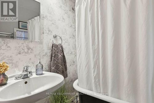 49 Cheever Street, Hamilton, ON - Indoor Photo Showing Bathroom