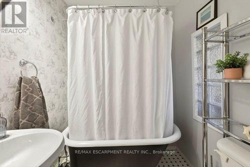 49 Cheever Street, Hamilton, ON - Indoor Photo Showing Bathroom