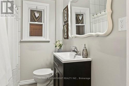 49 Cheever Street, Hamilton, ON - Indoor Photo Showing Bathroom
