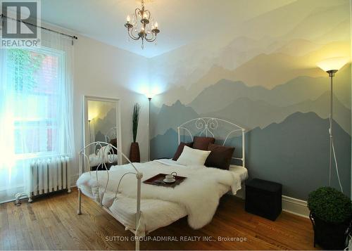 164 Wentworth Street S, Hamilton, ON - Indoor Photo Showing Bedroom