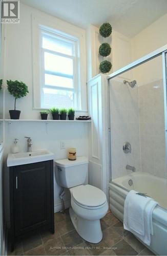 164 Wentworth Street S, Hamilton, ON - Indoor Photo Showing Bathroom