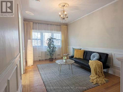 164 Wentworth Street S, Hamilton, ON - Indoor Photo Showing Living Room