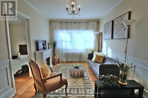 164 Wentworth Street S, Hamilton, ON - Indoor Photo Showing Living Room