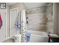 Main Bathroom - 