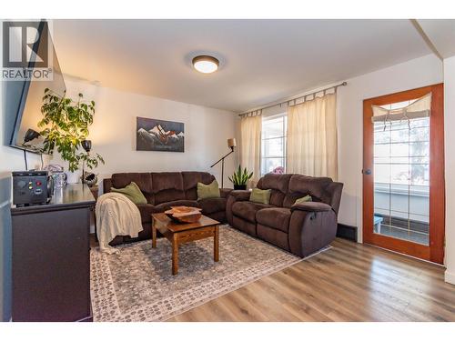 3883 3Rd Avenue, Smithers, BC - Indoor Photo Showing Living Room