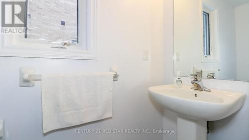 32 Milson Crescent, Essa, ON - Indoor Photo Showing Bathroom