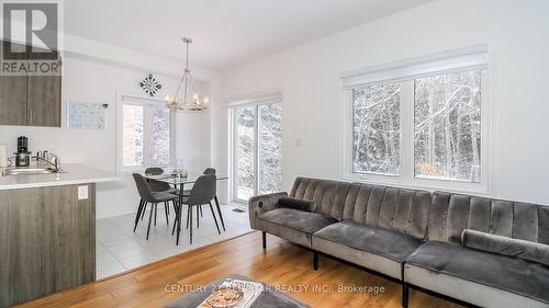 32 Milson Crescent, Essa, ON - Indoor Photo Showing Living Room