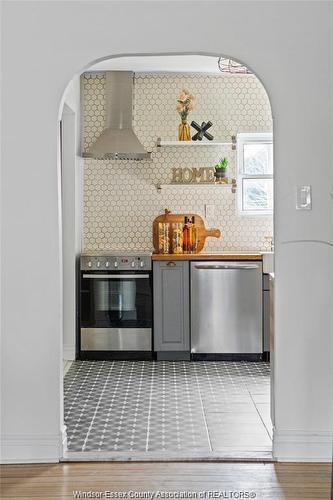 809 Gladstone, Windsor, ON 