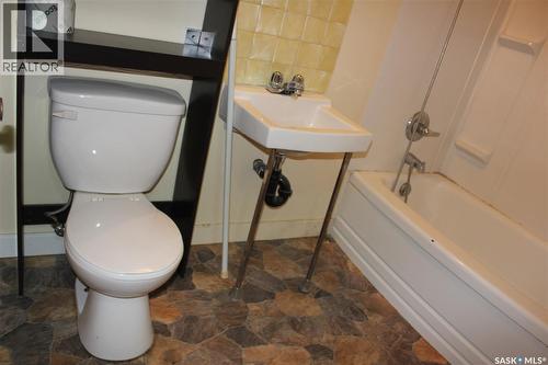 459 6Th Avenue Nw, Swift Current, SK - Indoor Photo Showing Bathroom