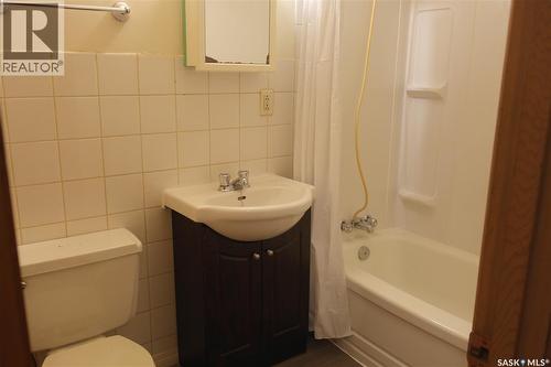 459 6Th Avenue Nw, Swift Current, SK - Indoor Photo Showing Bathroom