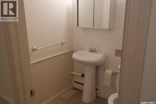 459 6Th Avenue Nw, Swift Current, SK - Indoor Photo Showing Bathroom