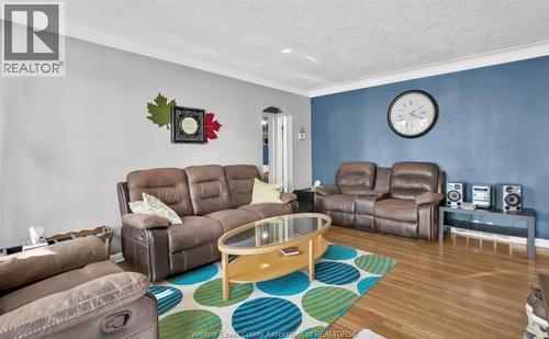 564 Wallace, Windsor, ON - Indoor Photo Showing Living Room
