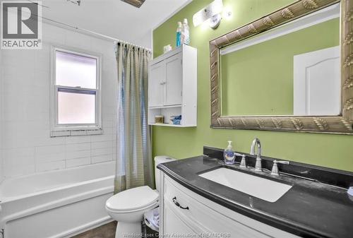 564 Wallace, Windsor, ON - Indoor Photo Showing Bathroom