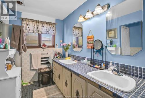 564 Wallace, Windsor, ON - Indoor Photo Showing Bathroom
