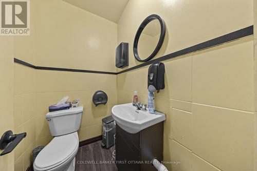 Washroom 2 - 121 Preston Street, Ottawa, ON 