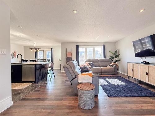 36 Southview Drive, Brandon, MB - Indoor Photo Showing Living Room