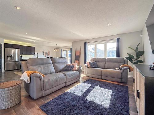 36 Southview Drive, Brandon, MB - Indoor Photo Showing Living Room