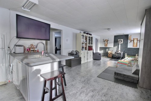 Salle familiale - 5792 Boul. Témiscamingue, Rouyn-Noranda, QC - Indoor