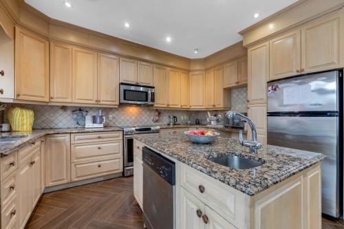 Kitchen - 6918  - 6918A Rue Lemieux, Montréal (Côte-Des-Neiges/Notre-Dame-De-Grâce), QC - Indoor Photo Showing Kitchen