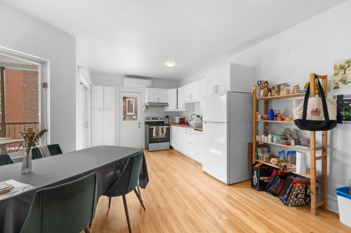 Cuisine - 1830 Av. Laurier E., Montréal (Le Plateau-Mont-Royal), QC - Indoor