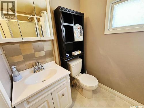 274 7Th Avenue E, Melville, SK - Indoor Photo Showing Bathroom