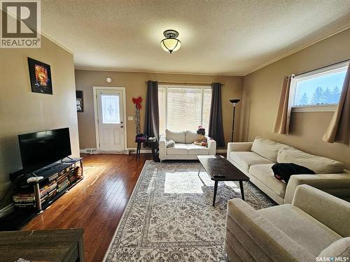 274 7Th Avenue E, Melville, SK - Indoor Photo Showing Living Room