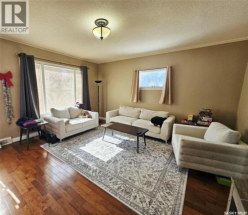 274 7Th Avenue E, Melville, SK - Indoor Photo Showing Living Room